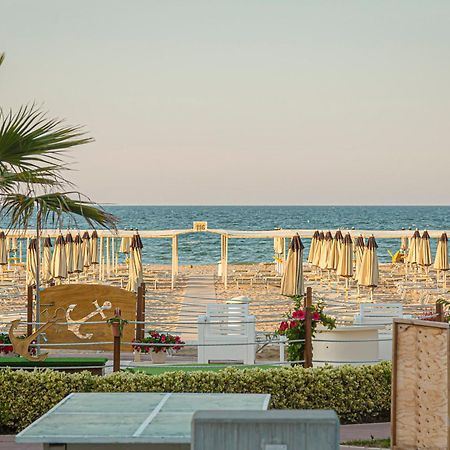 Hotel Avana Fronte Mare Riccione Bagian luar foto