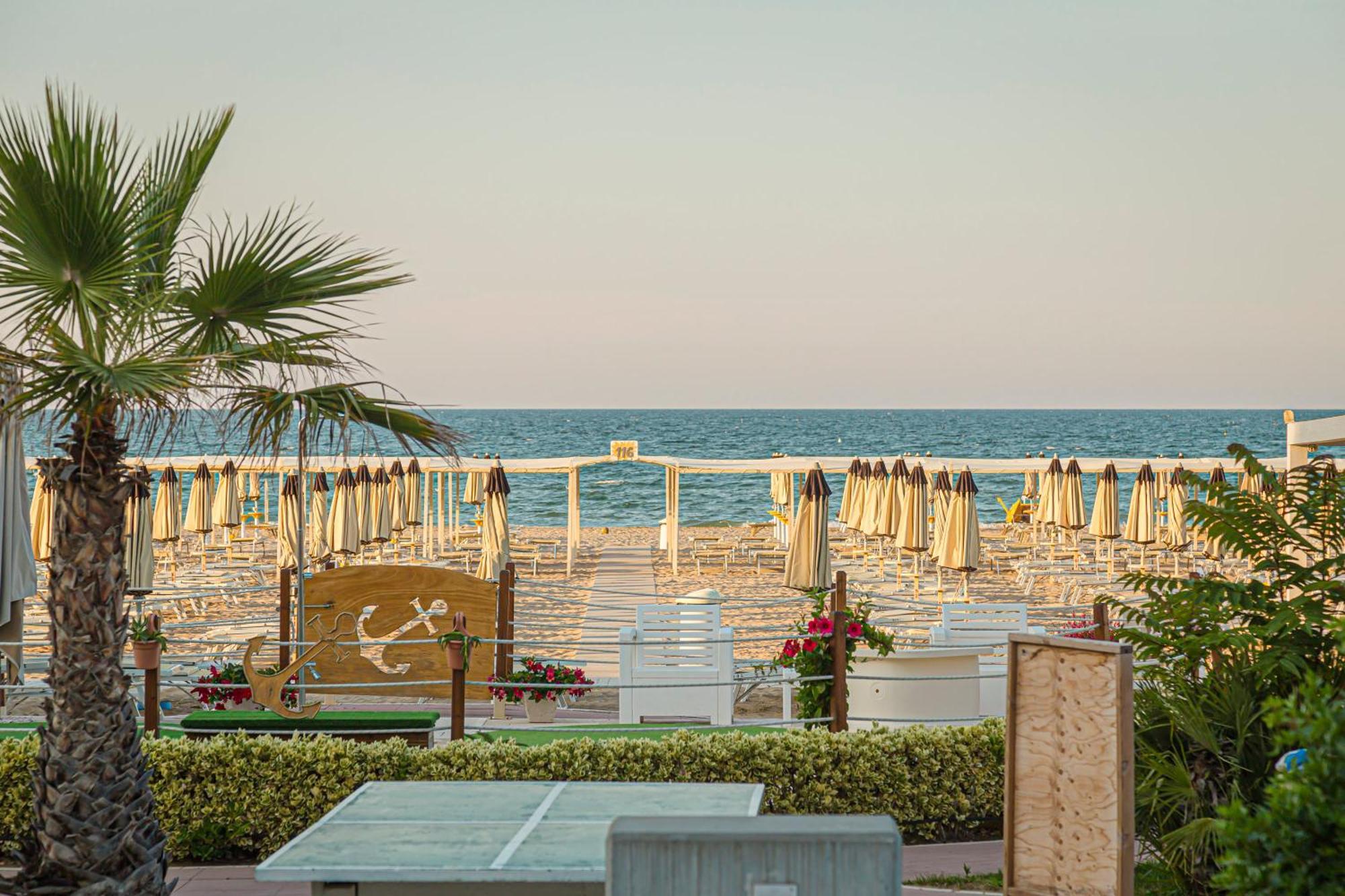 Hotel Avana Fronte Mare Riccione Bagian luar foto