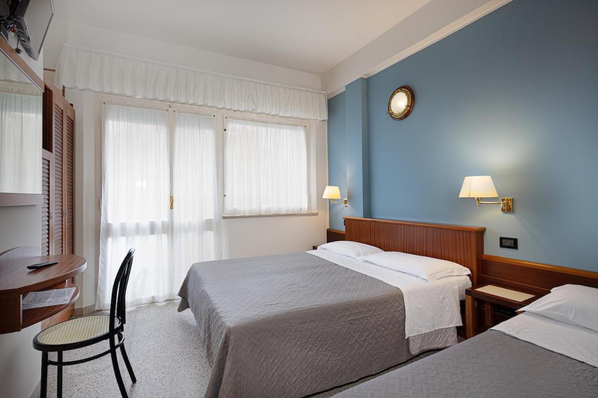 Hotel Avana Fronte Mare Riccione Bagian luar foto