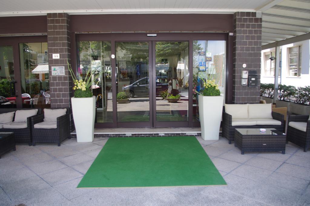 Hotel Avana Fronte Mare Riccione Bagian luar foto
