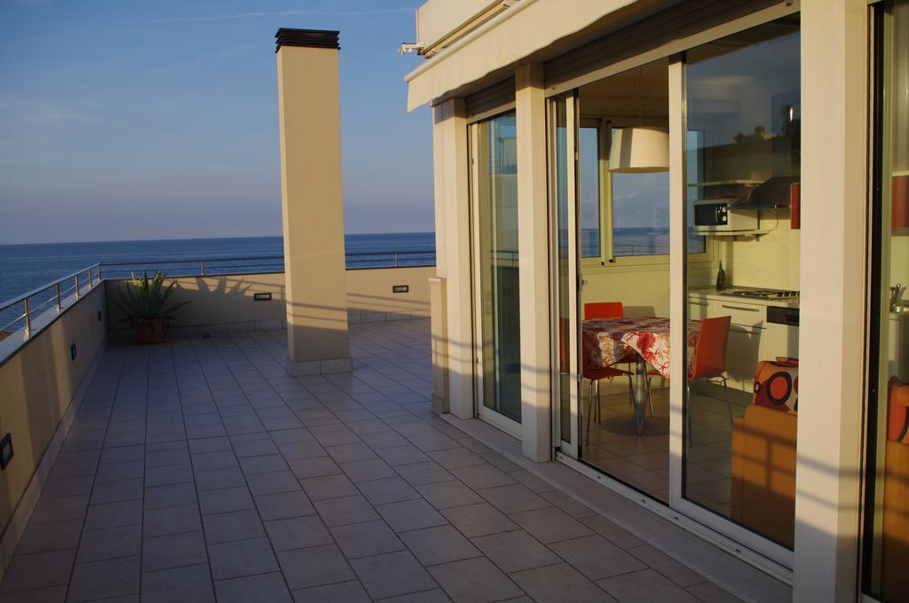Hotel Avana Fronte Mare Riccione Bagian luar foto