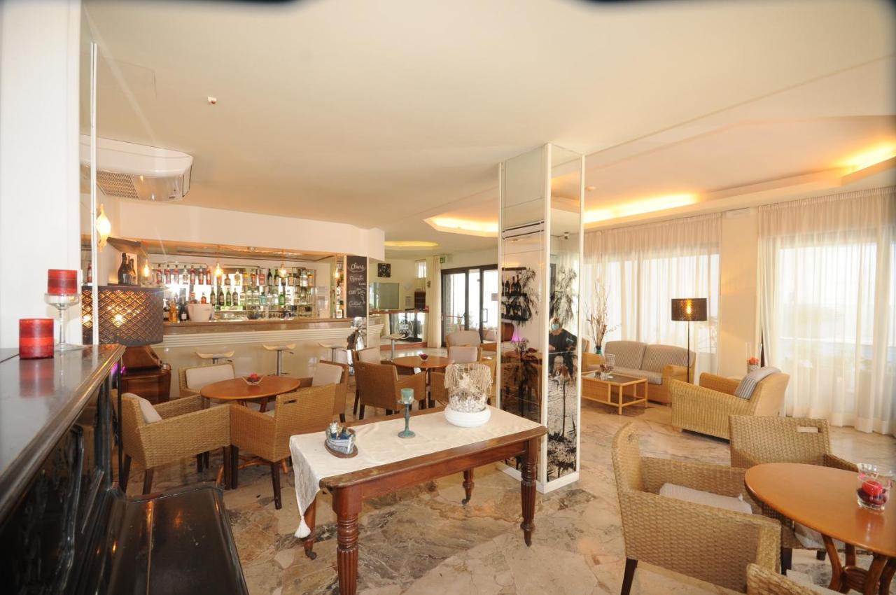 Hotel Avana Fronte Mare Riccione Bagian luar foto